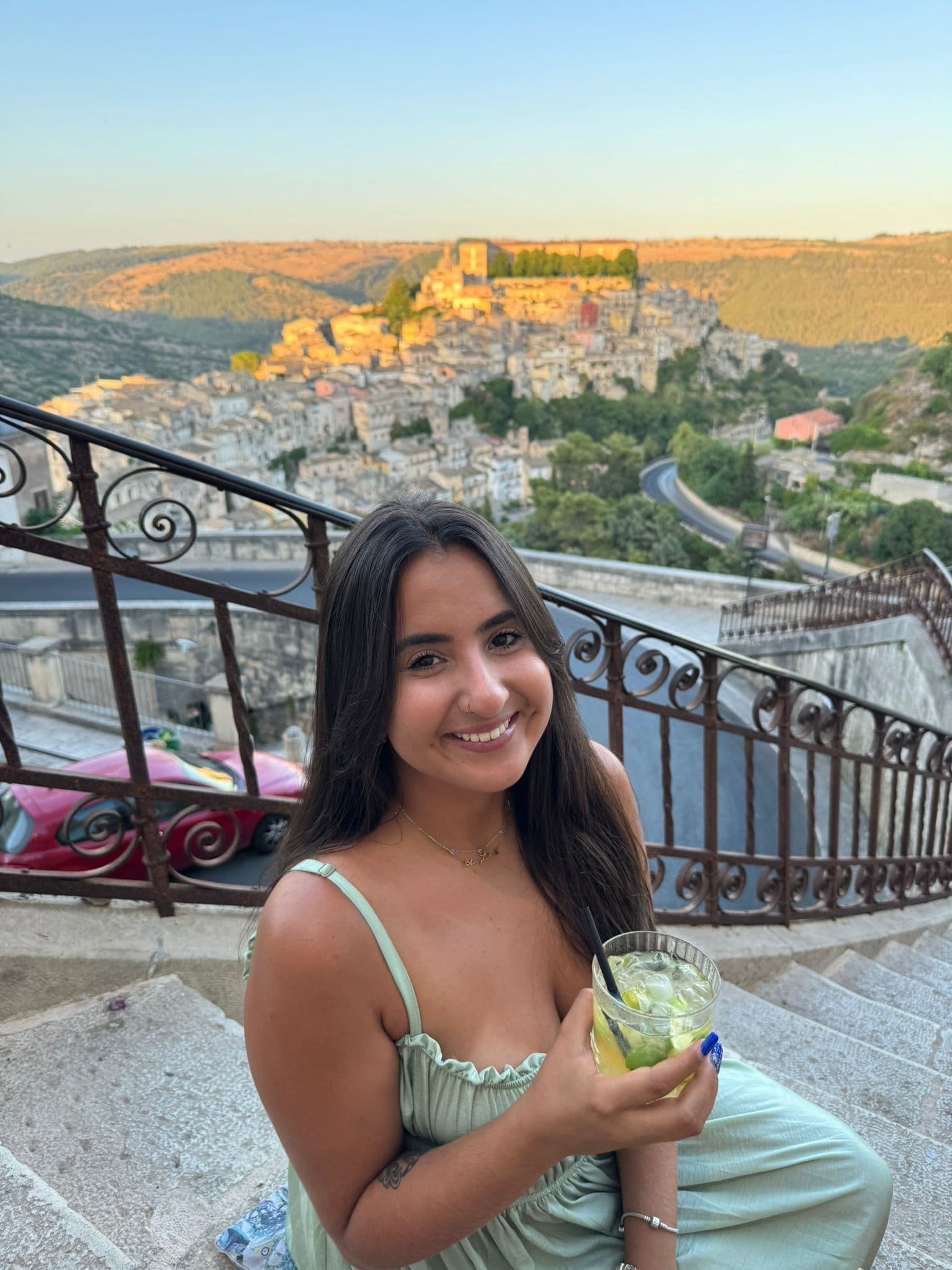 Any em Ragusa Ibla, Sicília, ao pôr do sol